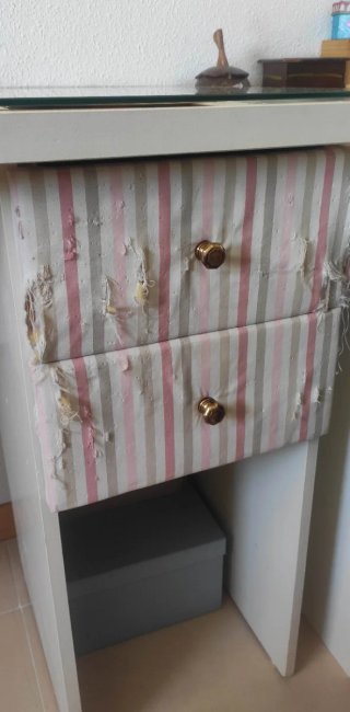 Escritorio de madera y cristal
