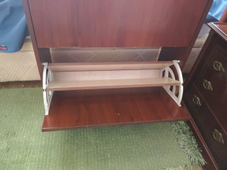 Zapatero de madera marrón