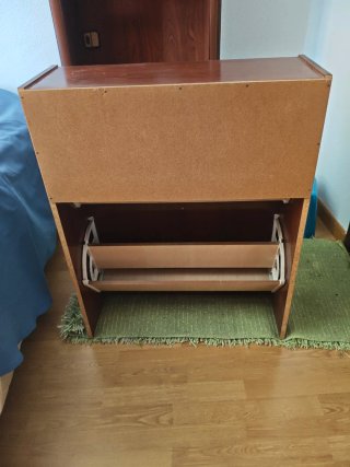 Zapatero de madera marrón
