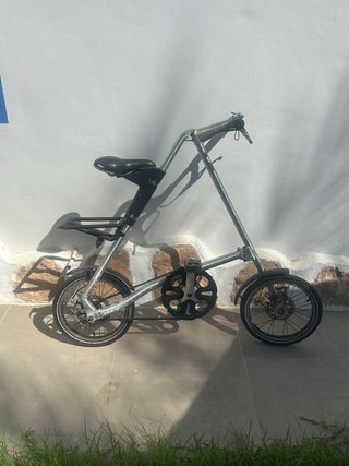 Bicicleta Strida plegable con correa