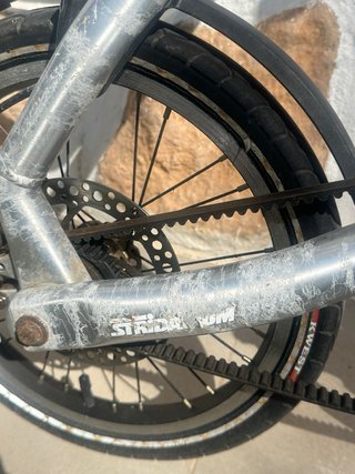 Bicicleta Strida plegable con correa