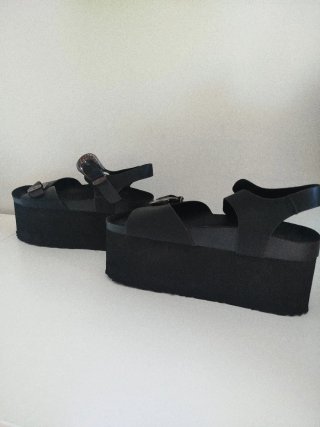 Sandalias negras plataforma hebilla