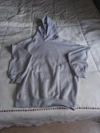 Sudadera gris con capucha