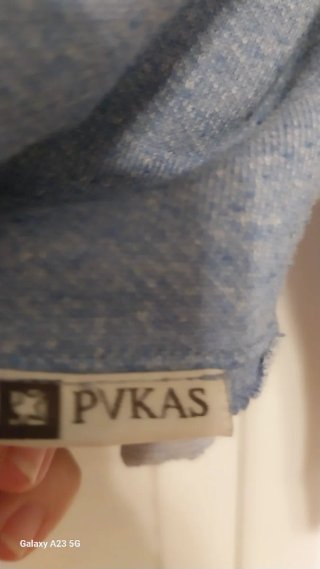 Sudadera azul con bolsillo estampado