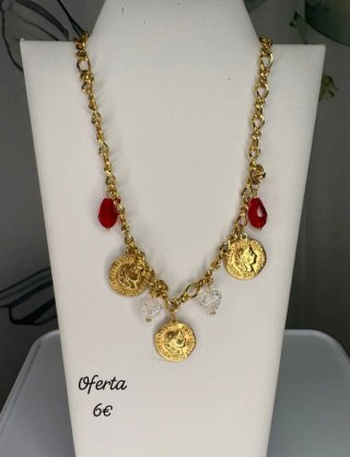 Collar dorado con monedas y abalorios