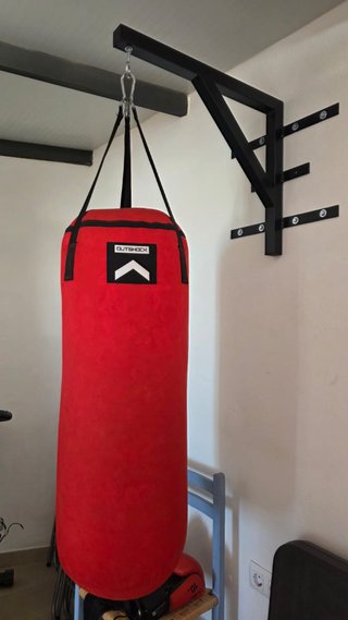 Saco de boxeo rojo con soporte y guantes