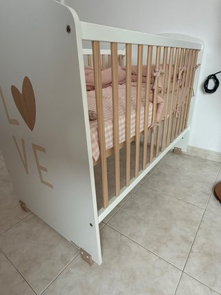 Cuna de bebé blanca y madera