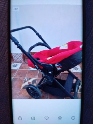 Carrito de paseo rojo para bebé