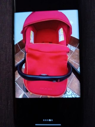 Carrito de paseo rojo para bebé