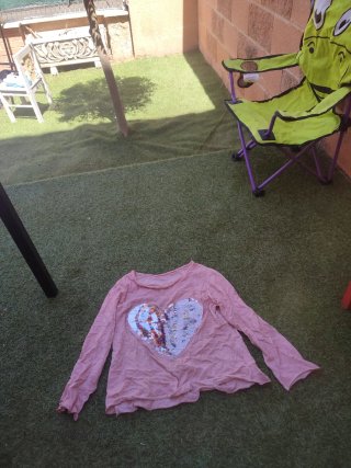 Camiseta rosa con corazón de lentejuelas