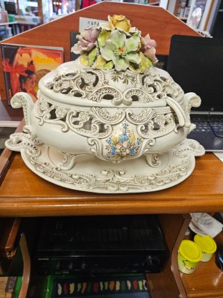Sopera porcelana Italia flores pintadas a mano