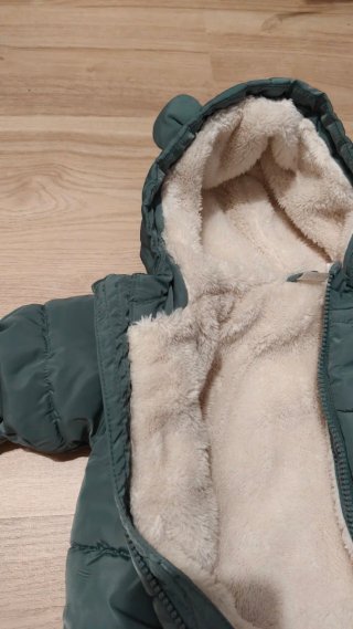 Buzo bebé H&M verde con orejitas, talla 56.