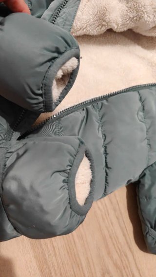Buzo bebé H&M verde con orejitas, talla 56.