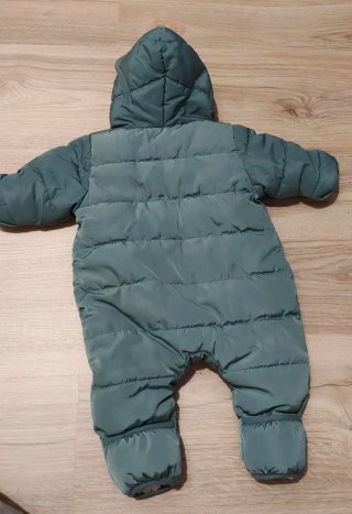 Buzo bebé H&M verde con orejitas, talla 56.