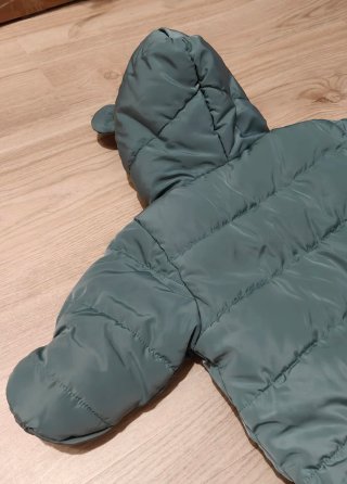 Buzo bebé H&M verde con orejitas, talla 56.