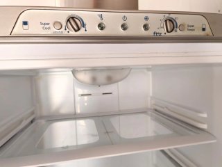 Nevera Indesit plateada