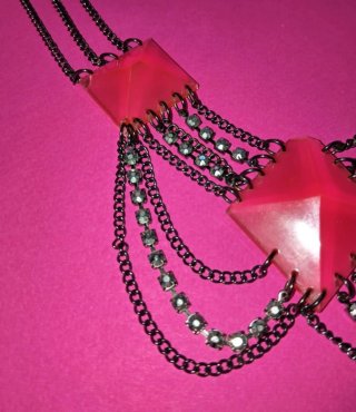 Collana girocollo con pendenti rosa piramidali