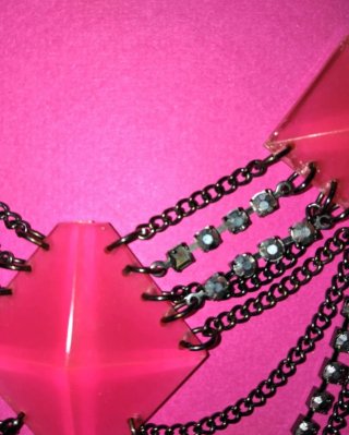Collana girocollo con pendenti rosa piramidali