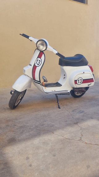 Vespa Scooter Roja y Blanca
