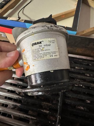 Parrilla a gas con piedras volcánicas