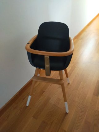 Trona de madera y azul marino
