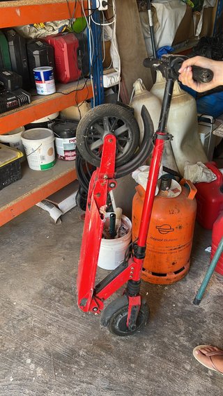 Patinete rojo para reparar