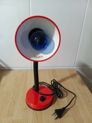Lámpara flexo roja de escritorio