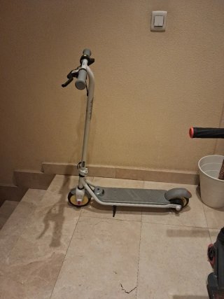 Patinete eléctrico blanco