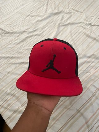 Gorra Jordan Negra y Roja