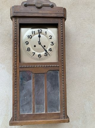 Reloj de pared antiguo de madera