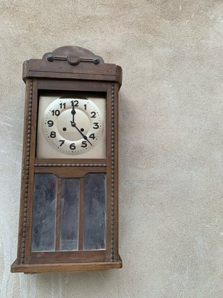 Reloj de pared antiguo de madera