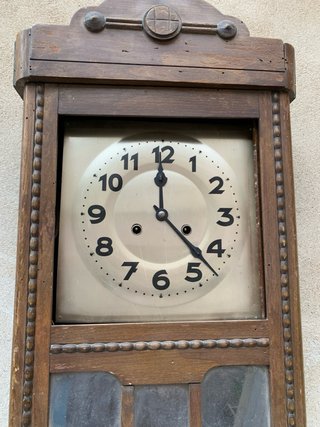 Reloj de pared antiguo de madera