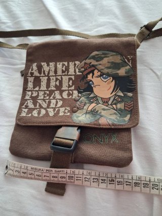 Borsetta verde militare con stampa anime