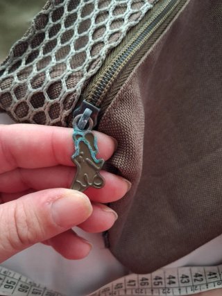 Borsetta verde militare con stampa anime