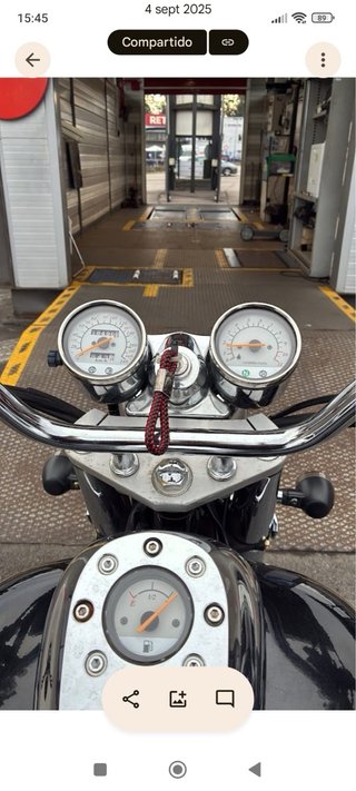 Moto Daelin Daystar 125 con alforjas y respaldo