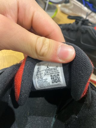 Zapatilla Jordan 4 Talla 48.5 Negra Roja