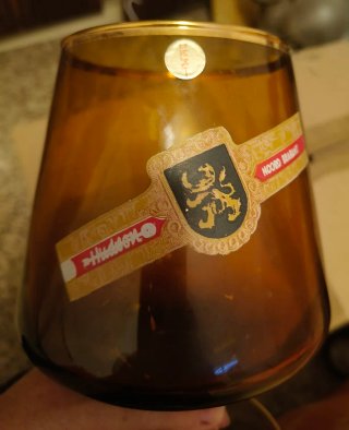 Copas de coñac vintage con etiquetas de puro