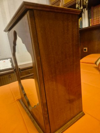 Mueble de madera con espejo /precio negociable