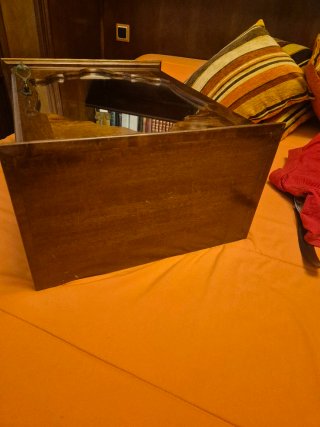 Mueble de madera con espejo /precio negociable
