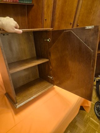 Mueble de madera con espejo /precio negociable