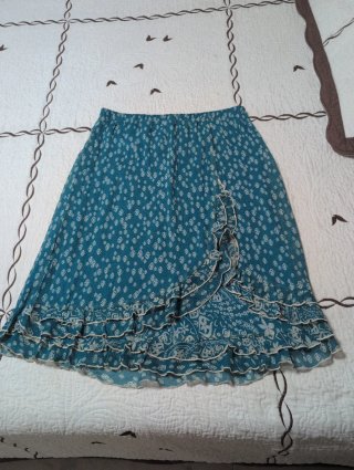 Falda azul con volantes y estampado