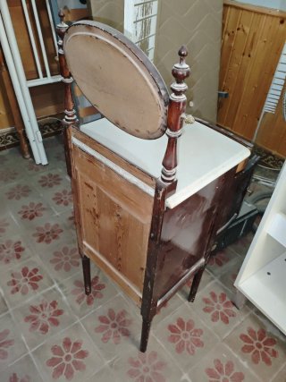 Mesita antigua con espejo
