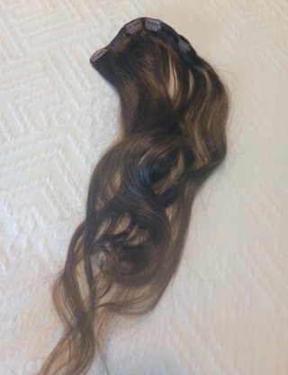 Extensiones de pelo castaño con reflejos