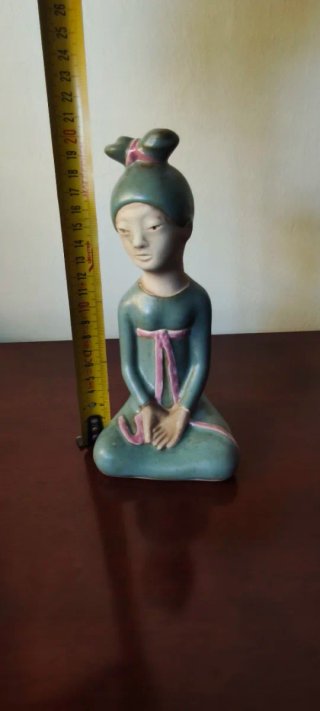 Figura de porcelana mujer sentada