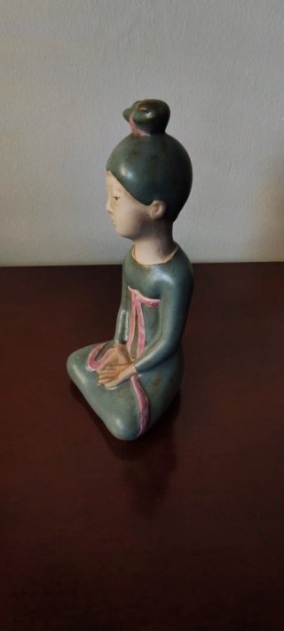 Figura de porcelana mujer sentada