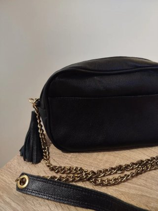 Bolso negro con cadena dorada CUERO