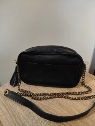 Bolso negro con cadena dorada CUERO