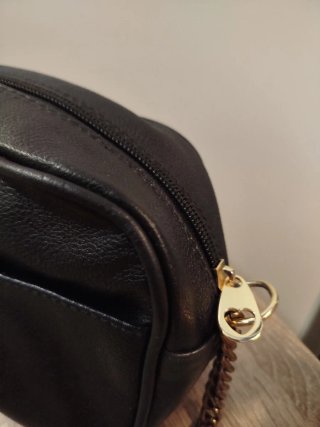 Bolso negro con cadena dorada CUERO