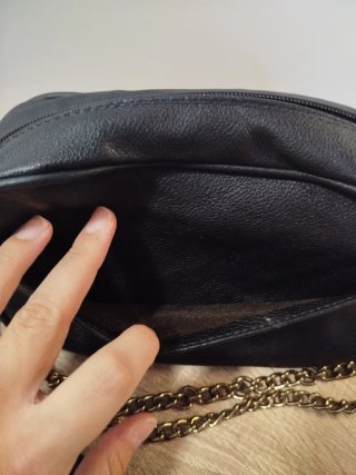 Bolso negro con cadena dorada CUERO