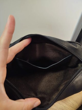 Bolso negro con cadena dorada CUERO